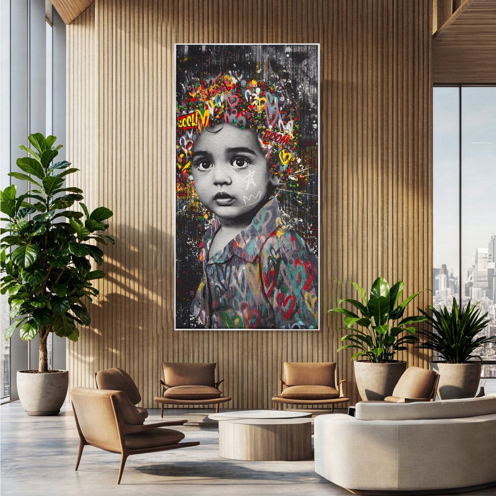 Tablou canvas cu tablou canvas cu portretul unui copil si graffiti, in rama de aluminiu argintiu, pe perete intr-un birou